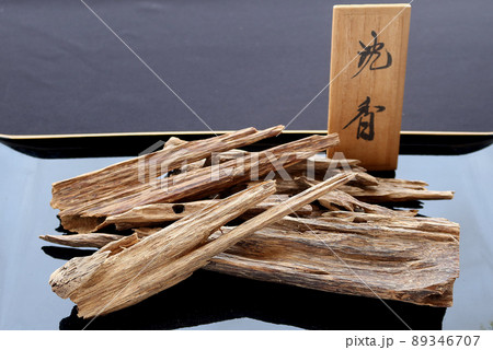 仏教儀式の焼香用のお香の原料になる沈香香木7 89346707