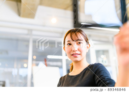 美術を学ぶ若者 美術を学ぶ若者 89346846