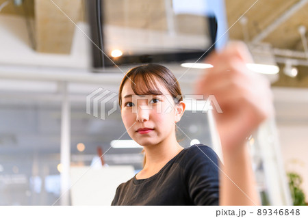 美術を学ぶ若者 89346848