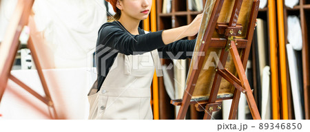 美術を学ぶ若者 89346850