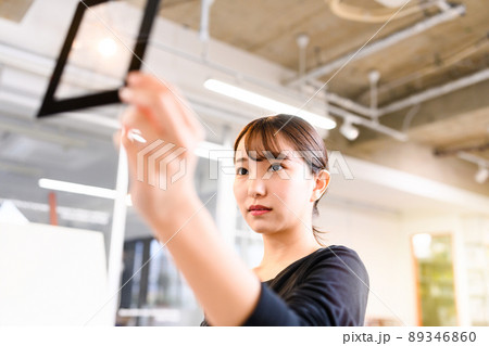 美術を学ぶ若者 89346860