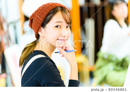 美術を学ぶ若者 89346861