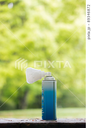 初夏の森と携帯用酸素スプレーのイメージ写真 89346872