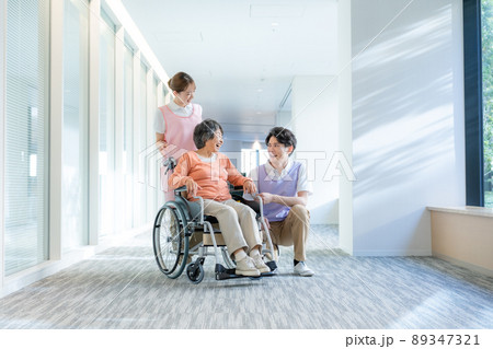 若い男女の介護士と車椅子のシニア女性　撮影協力「LINK FOREST] 89347321