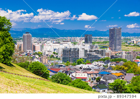青空が広がる郊外の住宅地　東京 89347594