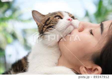 Young Asian woman working from home with her cat 89347912