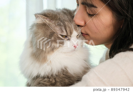 Young Asian woman working from home with her cat 89347942