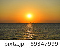 夕日と海と船 89347999