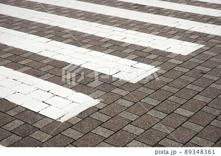 横断歩道・白線・おしゃれな道・石畳・車道・アップ 横断歩道・白線・おしゃれな道・石畳・車道・アップ 89348361