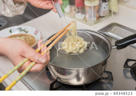 【ミドル主婦がラーメンの麺を菜箸と笊を使って茹でる】 89348523