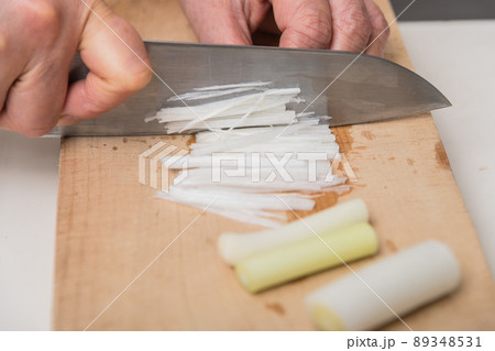 【ネギを三徳包丁で千切り】 【ネギを三徳包丁で千切り】 89348531