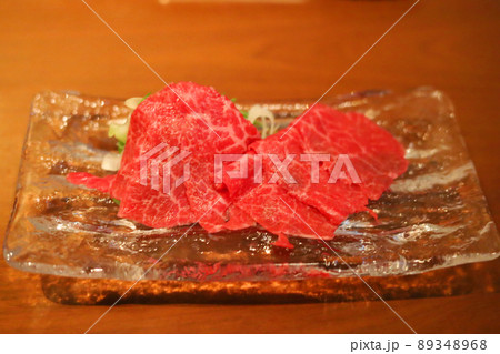 高級焼肉店の焼肉会食（赤身のお刺身） 89348968