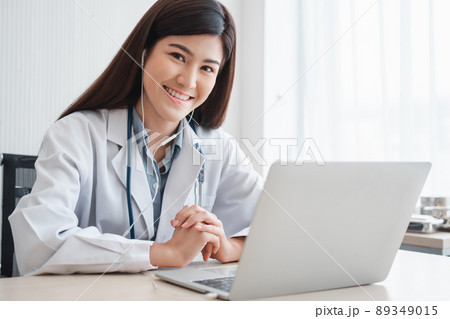 Asian therapist woman doctor is online visiting with a patient on the internet application. Her Listening and Give advice and explains how to treat the initial disease, Concept of Medical technology. Asian therapist woman doctor is online visiting with a patient on the internet application. Her Listening and Give advice and explains how to treat the initial disease, Concept of Medical technology. 89349015