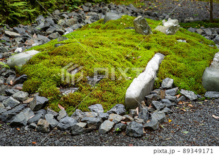 法然院、参道に残雪をおもわせるガラス枯山水 法然院、参道に残雪をおもわせるガラス枯山水 89349171