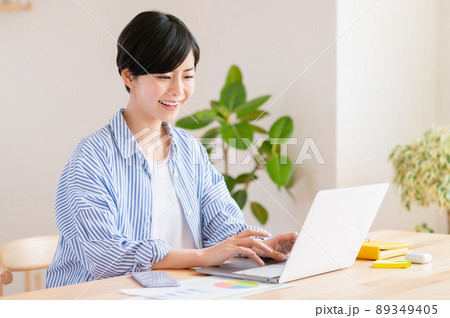 リビングでテレワークする若い女性 89349405