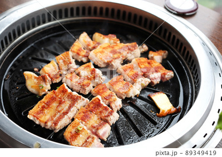 韓国料理店のサムギョプサル(豚バラ焼き) 韓国料理店のサムギョプサル(豚バラ焼き) 89349419