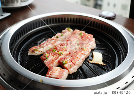 韓国料理店のサムギョプサル（豚バラ焼き） 89349420