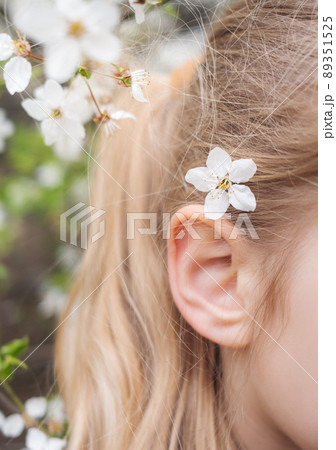 A girl with flower in hairs A girl with flower in hairs 89351525
