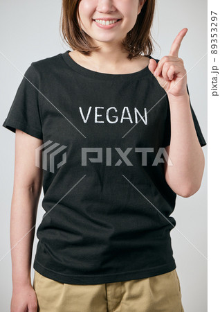 ヴィーガンのTシャツを着て人差し指をたてる若い女性 ヴィーガンのTシャツを着て人差し指をたてる若い女性 89353297