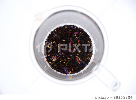 紅茶の茶葉とガラスのポット 紅茶の茶葉とガラスのポット 89355204