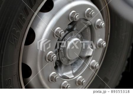 トラックの車輪　イメージ 89355318