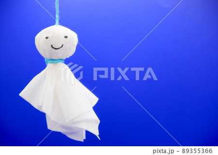 てるてる坊主と青い背景 89355366