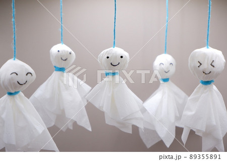 てるてる坊主とグレーの背景 89355891