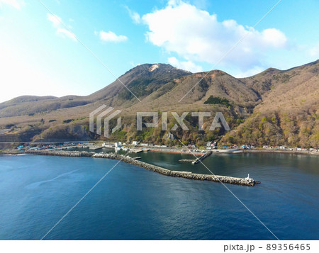 春の北海道函館市椴法華で椴法華漁港の風景を空撮 春の北海道函館市椴法華で椴法華漁港の風景を空撮 89356465