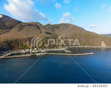 春の北海道函館市椴法華で椴法華漁港の風景を空撮 89356467