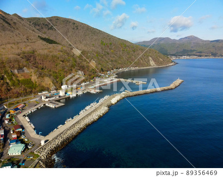 春の北海道函館市椴法華で椴法華漁港の風景を空撮 89356469