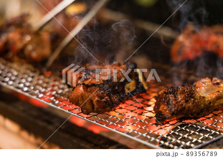 炭火で焼く美味しそうな肉 89356789
