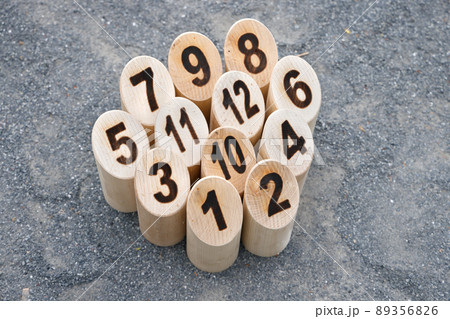 フィンランドの伝統的なスポーツ、モルック 89356826