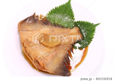 子持ちカレイの煮付け　白身魚の料理　明るい背景 89356958