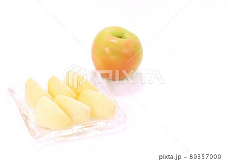 きおう　黄王　ほんのり赤みが乗った黄色いリンゴ　剥き　カット　デザート　明るい背景 89357000