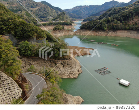 西都市の米良湖の入り組んだ湖畔の空撮 89357220