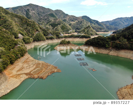 西都市の米良湖の入り組んだ湖畔の空撮 89357227