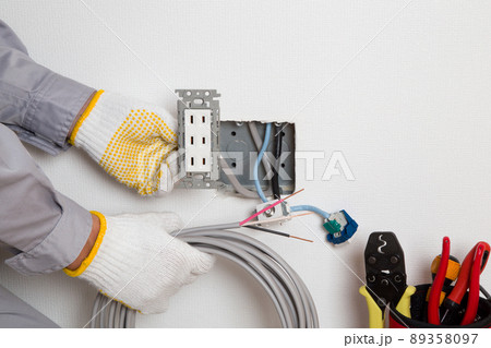 コンセント工事現場　電気工事現場 89358097