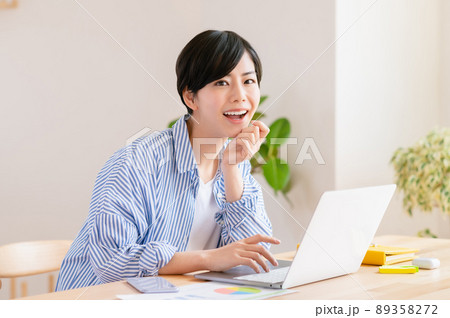 リビングでテレワークする若い女性 89358272