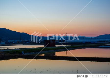 信州北アルプスを眺める夕焼けの田園 信州北アルプスを眺める夕焼けの田園 89358279
