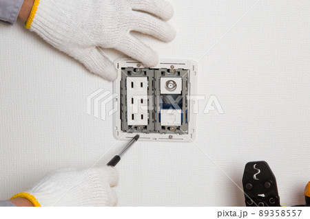 マルチメディアコンセント（電源コンセント　テレビターミナル　LAN）工事 89358557