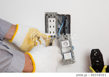 マルチメディアコンセント（電源コンセント　テレビターミナル　LAN）工事 89358561