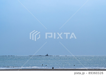 茅ヶ崎海岸から見えるえぼし岩　春の湘南　静かな海 89360326