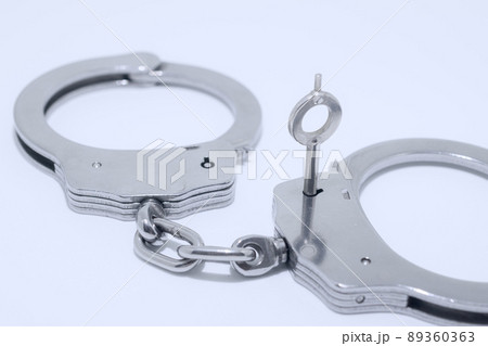 銀色の手錠・逮捕イメージ（背景白） 89360363