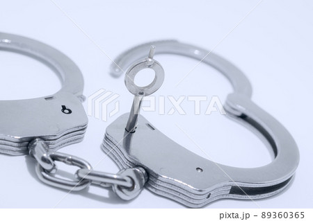 銀色の手錠・逮捕イメージ（背景白） 89360365