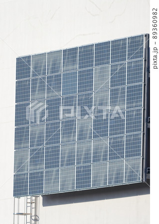 ビルの壁面に取り付けられた太陽光パネルのアップ 89360982