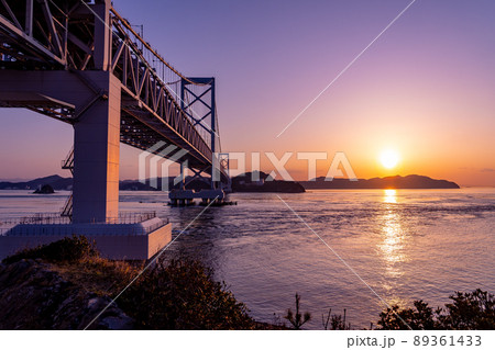 兵庫県南あわじ市 道の駅うずしおから見る大鳴門橋の夕陽 兵庫県南あわじ市 道の駅うずしおから見る大鳴門橋の夕陽 89361433