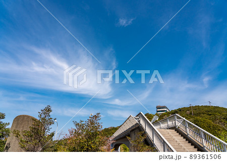 徳島県鳴門市　鳴門公園の鳴門山展望台とエスカヒル・鳴門を眺める歩道橋 89361506