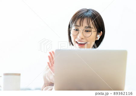 明るいリビングでオンライン会議をする眼鏡の女性 明るいリビングでオンライン会議をする眼鏡の女性 89362116