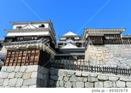 【愛媛県】晴天下の松山城（本壇） 89362679