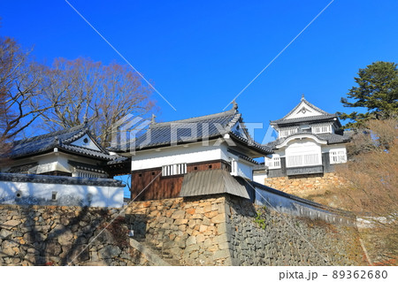 【岡山県】快晴下の備中松山城 89362680
